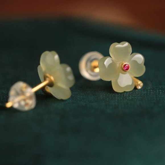 Beautiful Jade Four Leaved Flower Stud Earrings 18K Gold Plated - Picture 1 of 2